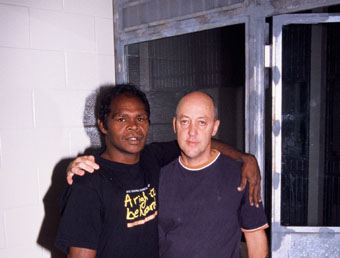 Richard Wanambi and Trevor Graham (director) </ BR> in a cell at the Supreme Court Darwin